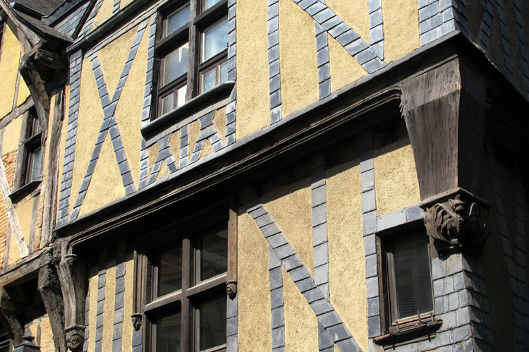 Façade sur rue : console sculptée en bois et encorbellement