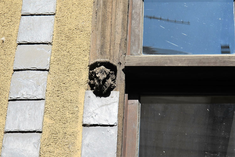 Façade sur rue : console sculptée d'une fenêtre