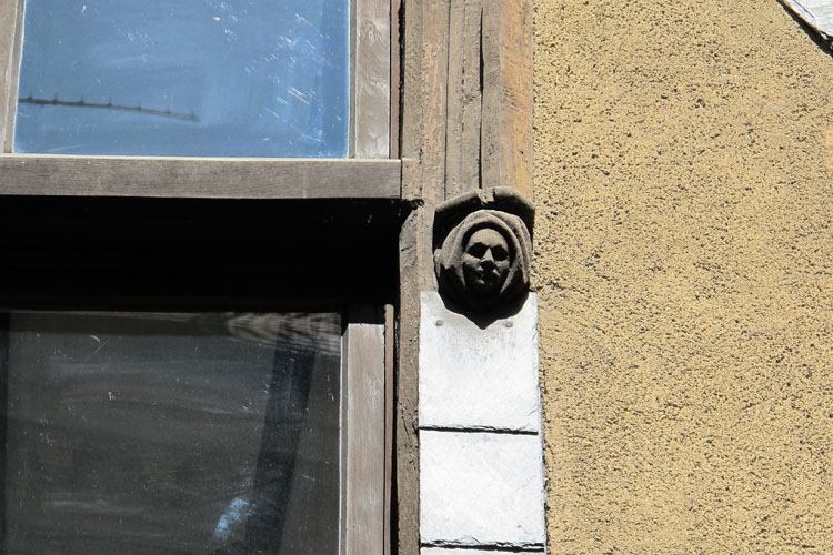 Façade sur rue : console sculptée d'une fenêtre