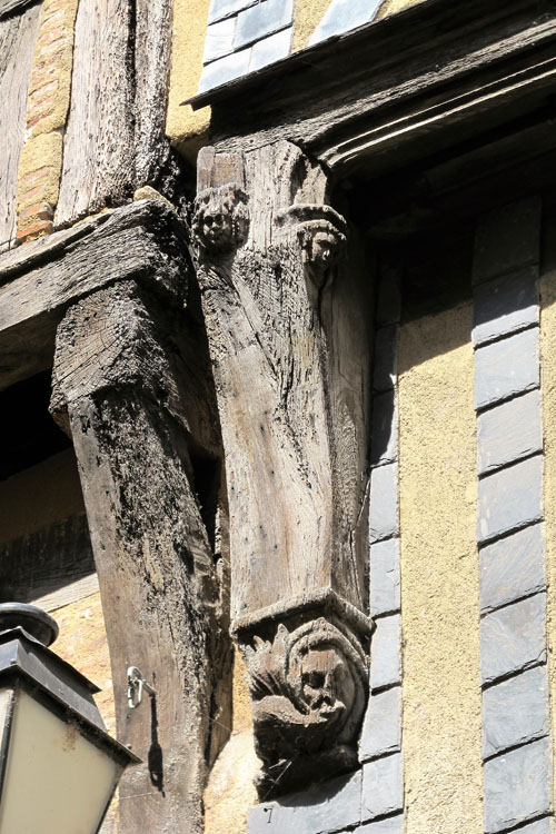 Façade sur rue : console sculptée