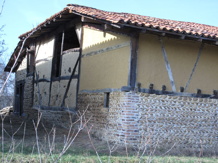 Façade en galets et pans de bois