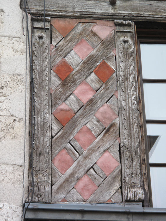 Façade sur rue : pans de bois avec hourdis de tuileau