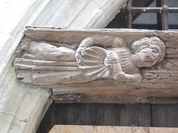 Façade sur rue : sculpture sur bois de l'ange tenant une coquille