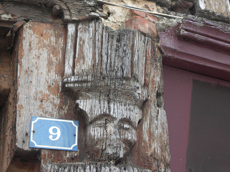 Façade sur rue : console sculptée