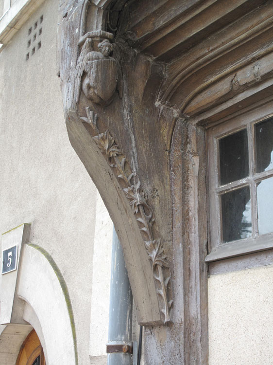 Façade sur rue : console moulurée et sculptée de feuillages