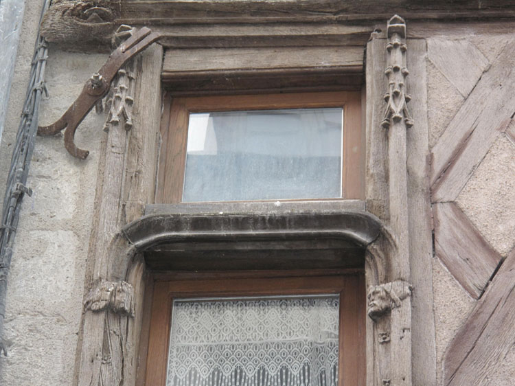 Façade sur rue : panneautage, ancre, menuiserie de fenêtre