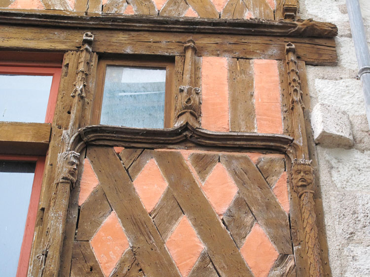 Détail du panneautage losangé et du décor du pan de bois