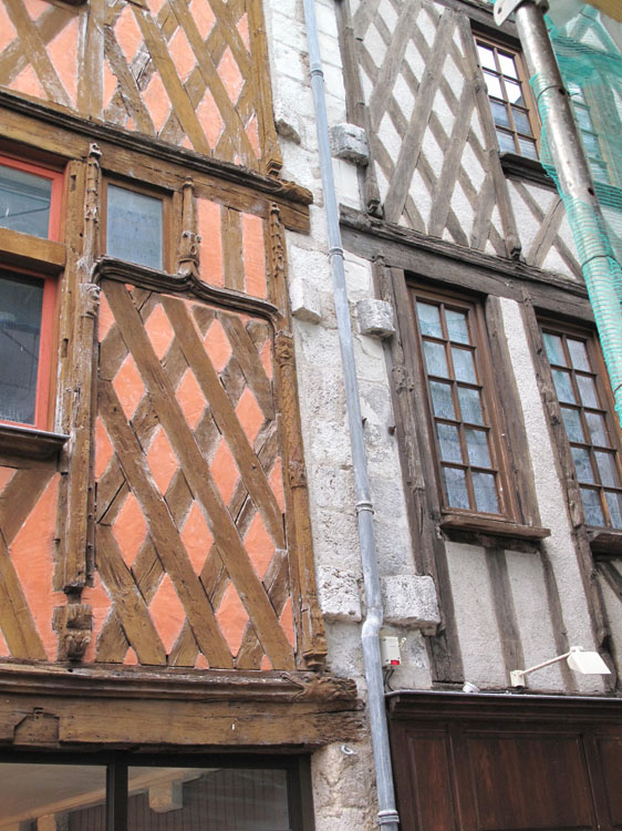 Façade sur rue : pans de bois et fenêtre