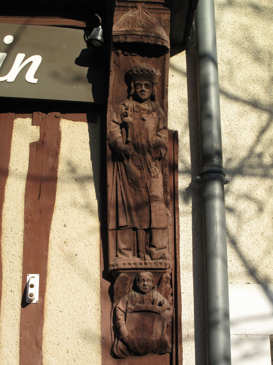 Figures sculptées du poteau d'angle