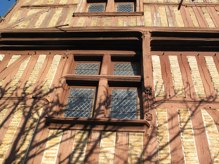 Façade sur rue : menuiseries de fenêtres restaurées