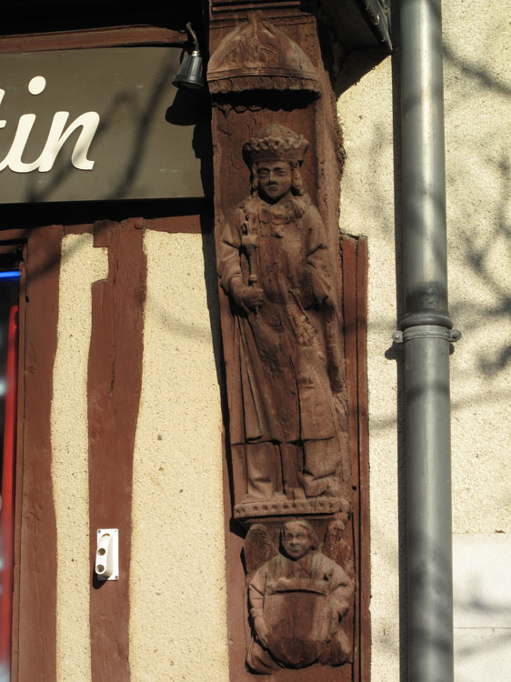 Façade sur rue : figures sculptées