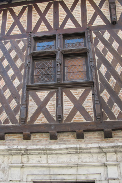 Façade sur la rue du Pont : menuiserie de fenêtre et panneautage du 1er étage