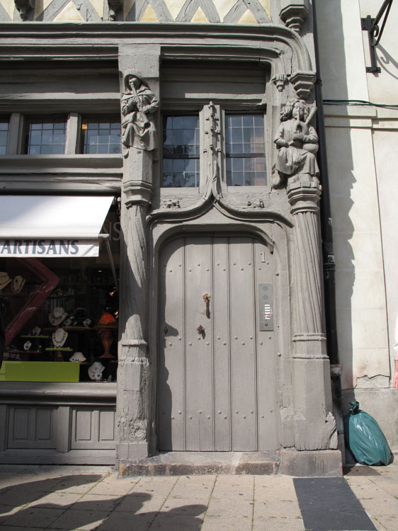 Façade sur la place : porte à accolade