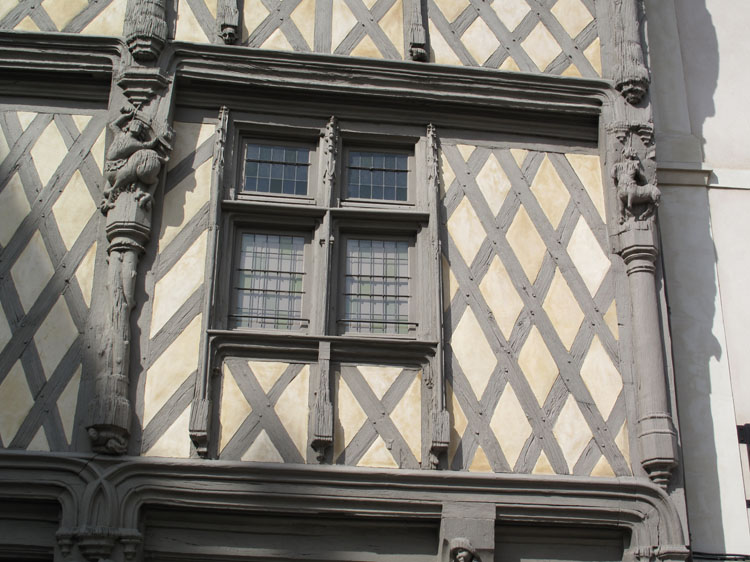 Façade sur la place : fenêtre du 1er étage