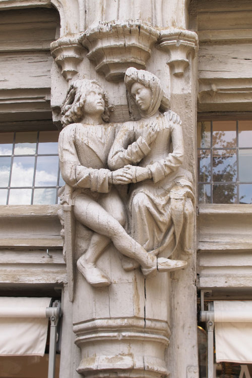 Façade : figures sculptées sur poteau