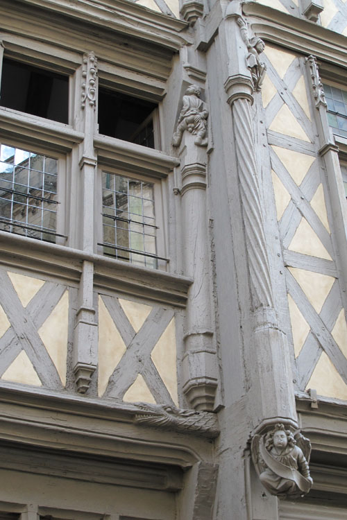 Façade : fenêtre et poteau cornier