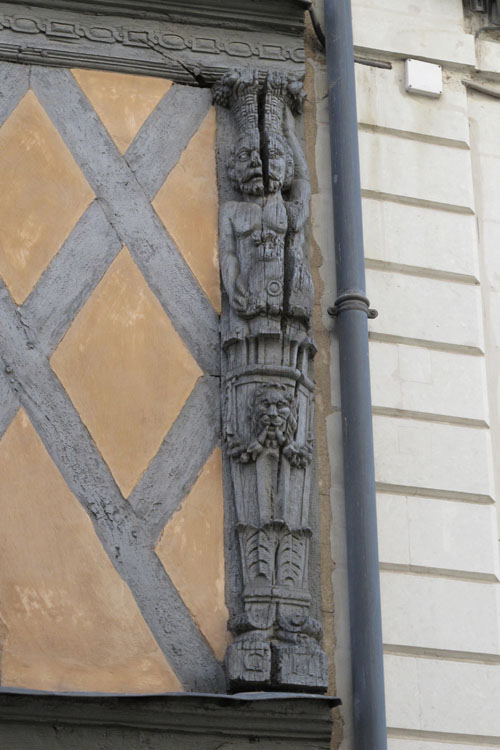 Façade sur rue : figure sculptée