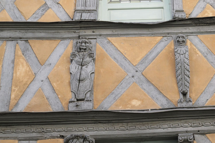 Façade sur rue : figures sculptées ; croix de Saint-André