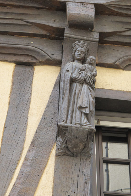 Façade sur rue : figure sculptée de la Vierge à l'Enfant