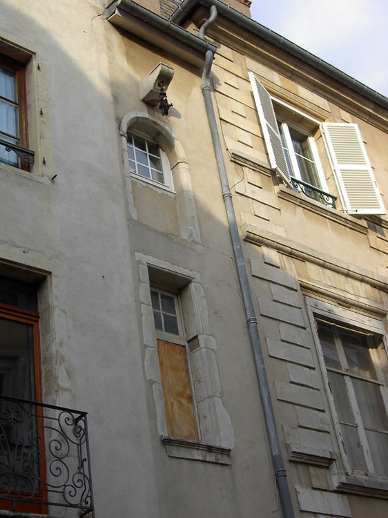 Façade sur rue : fenêtres