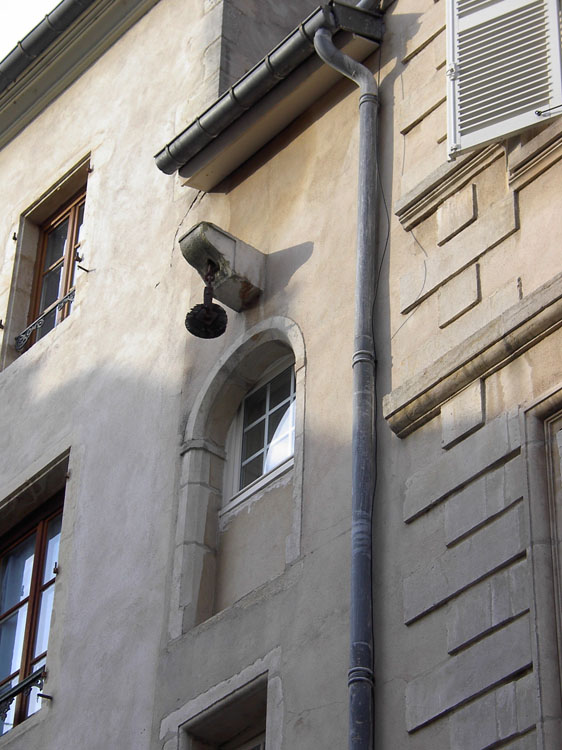 Façade sur rue : fenêtres