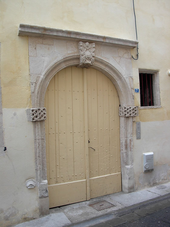 Façade sur rue : porte cochère