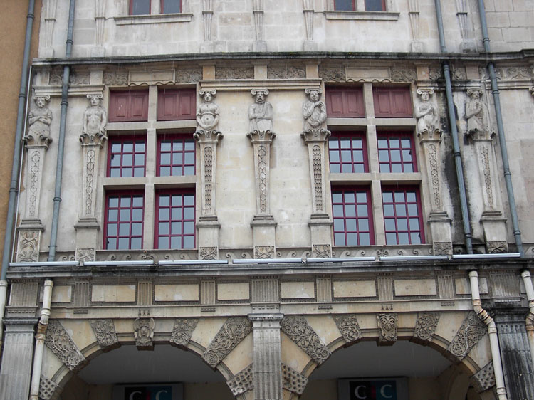 Façade sur la place : fenêtres