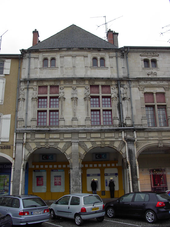 Façade sur la place : partie gauche