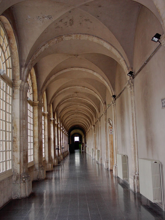 Cloître : vue intérieure d'une galerie