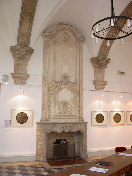 Parloir à l'angle nord-est du cloître : grande cheminée