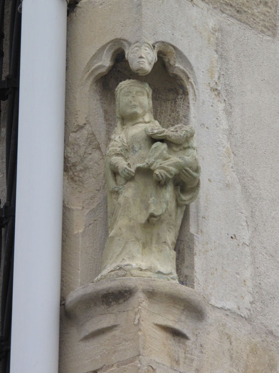 Angle des façades : statue de la Vierge à l'Enfant dans une niche