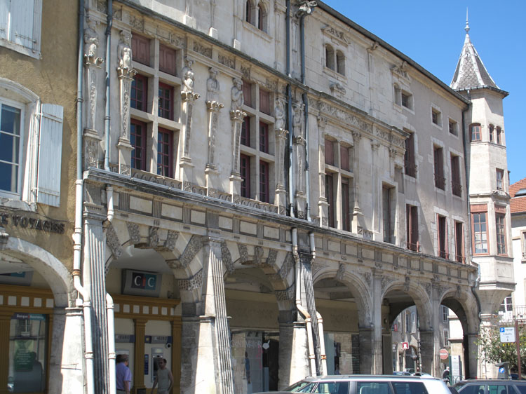 Façade sur la place