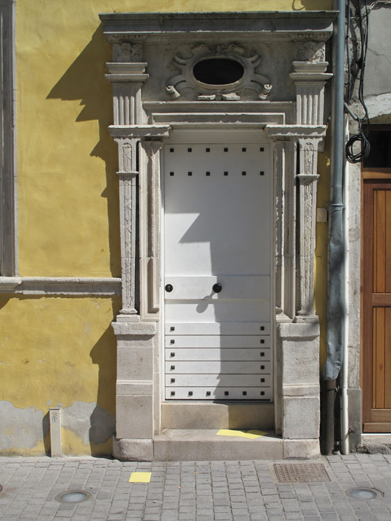 Façade sur rue : porte