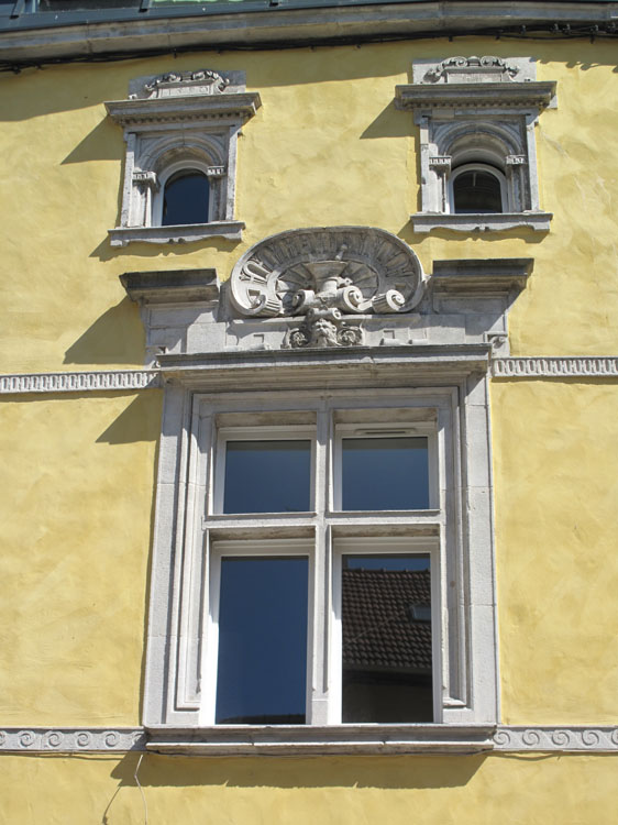 Façade sur rue : fenêtres