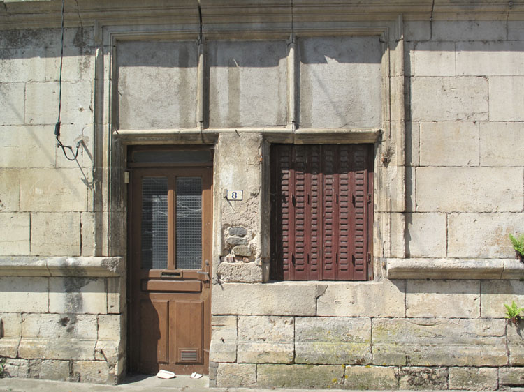 Façade sur rue : porte et fenêtre