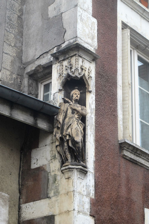 Façade sur rue : statue dans la niche d'angle