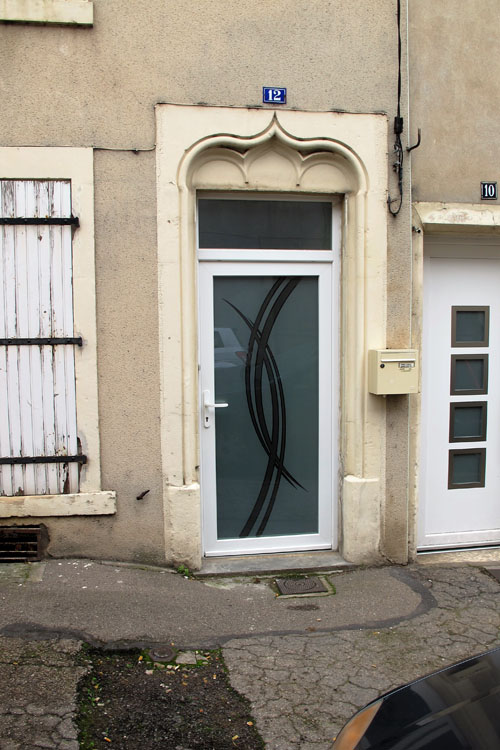 Façade sur rue : porte à accolade