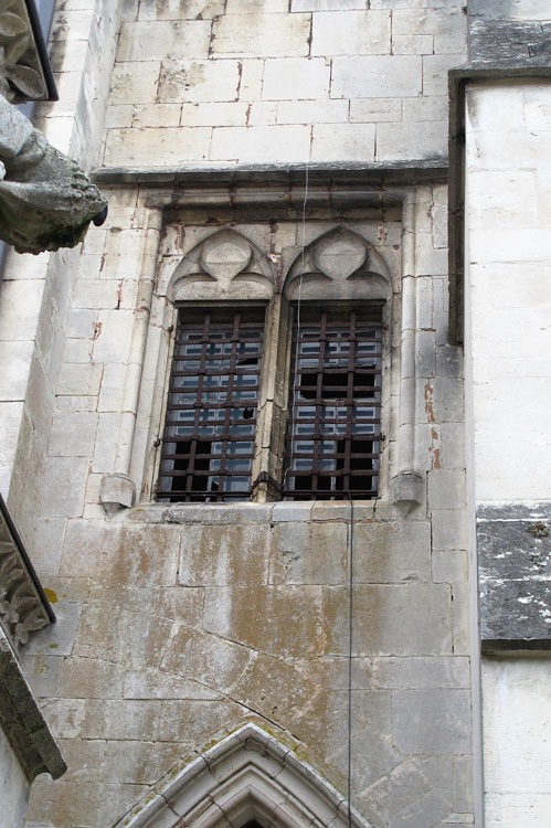 Cloître : fenêtres géminées à l'angle nord-ouest du cloître