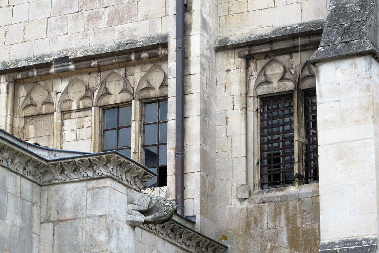 Cloître : fenêtres géminées à l'angle nord-ouest du cloître