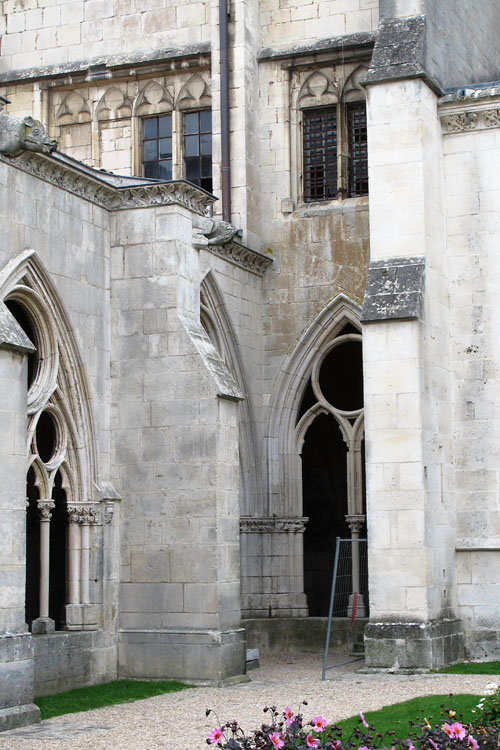 Cloître : fenêtres géminées et arcades à l'angle nord-ouest du cloître