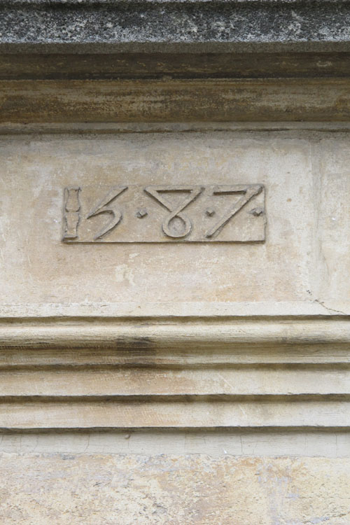 Façade sur rue : inscription au-dessus de la porte