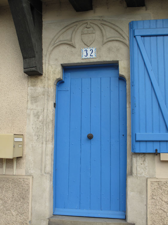 Façade sur rue : porte