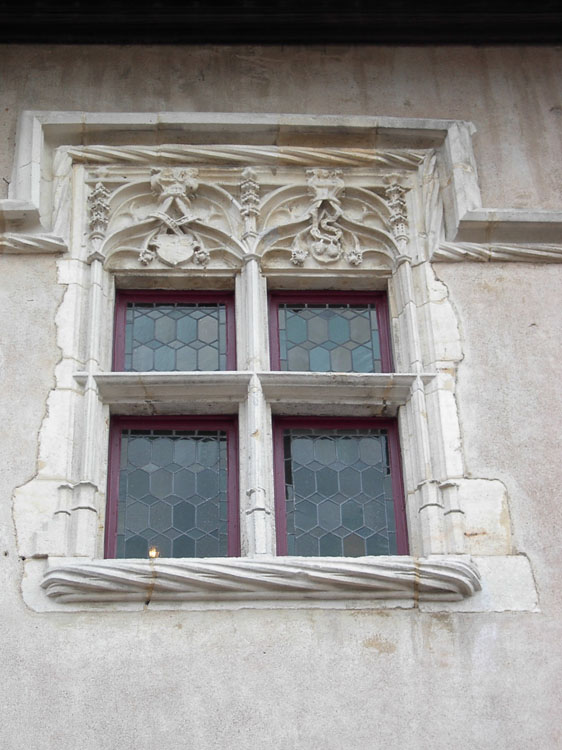 Façade sur rue : fenêtre à meneaux