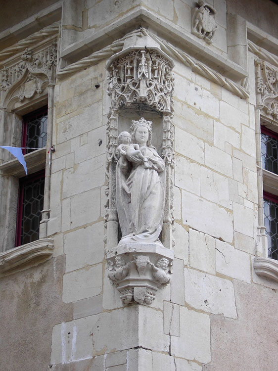 Angle des façades : statue de la Vierge à l'Enfant dans une niche