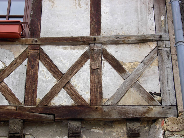 Façade sur rue : détail du panneautage en croix de Saint-André