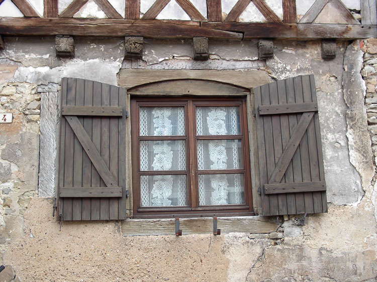 Façade sur rue : fenêtre