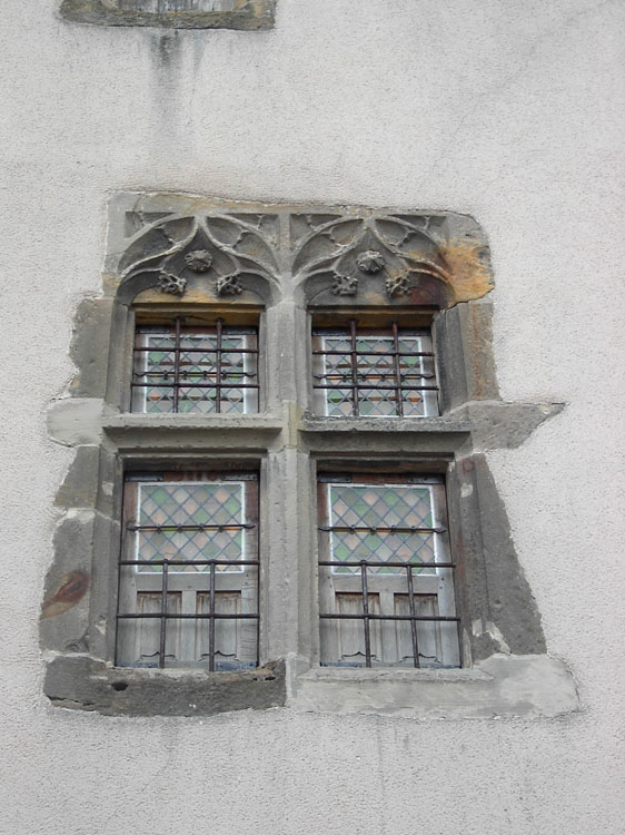 Façade sur rue : fenêtre à meneaux