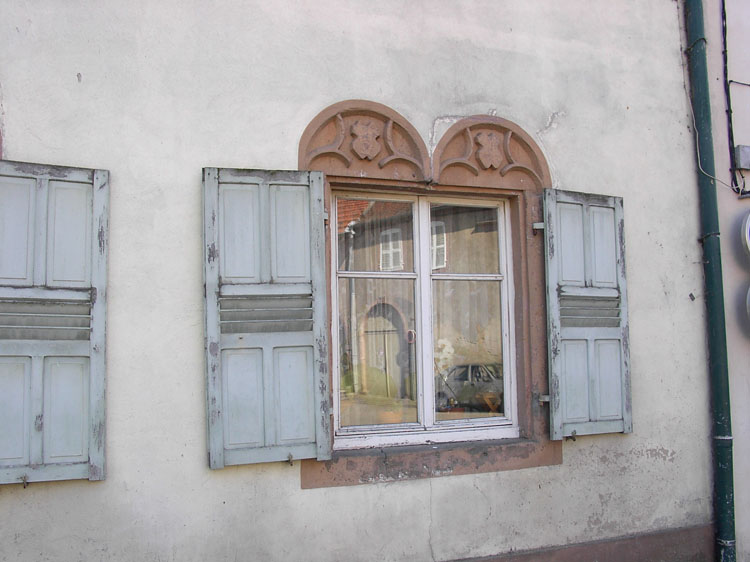 Façade sur rue : fenêtre