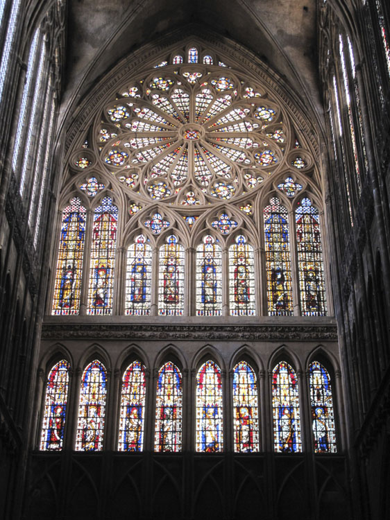 Vue intérieure du transept sud : vitraux