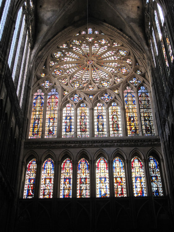 Vue intérieure du transept sud : vitraux